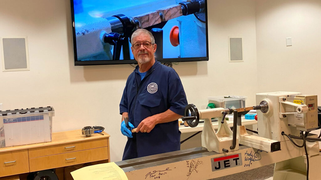 Jerry Galli demonstrates pen turning